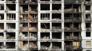 Ukrayna, Kyiv 'de yanmış ve yıkılmış bir ev.