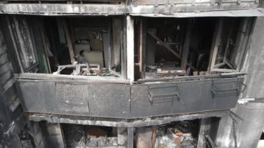 Ukrayna, Kyiv 'de yanmış ve yıkılmış bir ev.