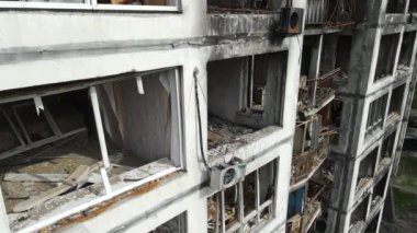 Ukrayna, Kyiv 'de yanmış ve yıkılmış bir ev.