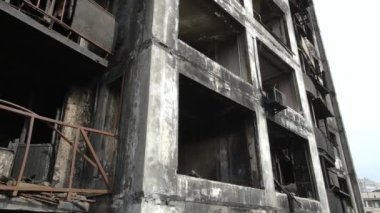 Ukrayna, Kyiv 'de yanmış ve yıkılmış bir ev.