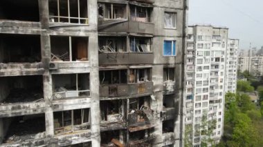 Ukrayna, Kyiv 'de yanmış ve yıkılmış bir ev.
