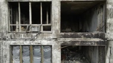 Ukrayna, Kyiv 'de yanmış ve yıkılmış bir ev.