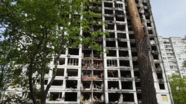 Ukrayna, Kyiv 'de yanmış ve yıkılmış bir ev.