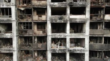 Ukrayna, Kyiv 'de yanmış ve yıkılmış bir ev.