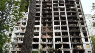 Ukrayna, Kyiv 'de yanmış ve yıkılmış bir ev.