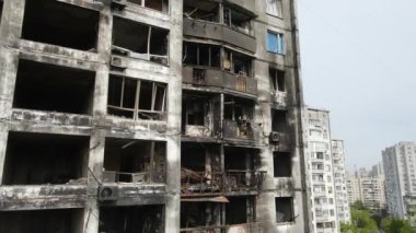 Ukrayna, Kyiv 'de yanmış ve yıkılmış bir ev.