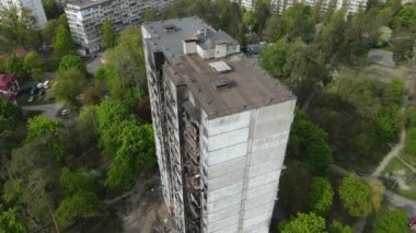 Ukrayna, Kyiv 'de yanmış ve yıkılmış bir ev.