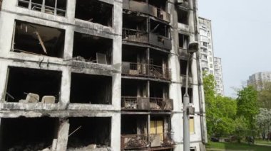 Ukrayna, Kyiv 'de yanmış ve yıkılmış bir ev.