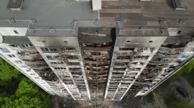 Ukrayna, Kyiv 'de yanmış ve yıkılmış bir ev.