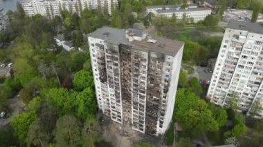 Ukrayna, Kyiv 'de yanmış ve yıkılmış bir ev.