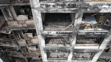 Ukrayna, Kyiv 'de yanmış ve yıkılmış bir ev.