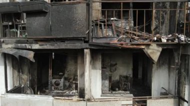 Ukrayna, Kyiv 'de yanmış ve yıkılmış bir ev.