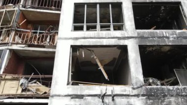 Ukrayna, Kyiv 'de yanmış ve yıkılmış bir ev.