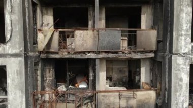 Ukrayna, Kyiv 'de yanmış ve yıkılmış bir ev.