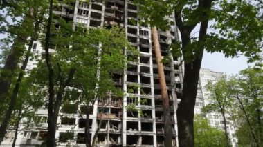 Ukrayna, Kyiv 'de yanmış ve yıkılmış bir ev.