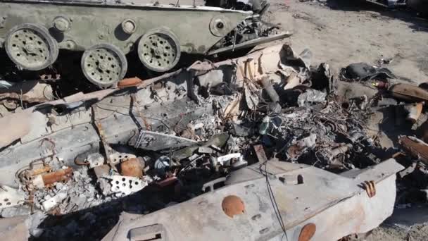 Krieg Der Ukraine Zerstörte Militärausrüstung Bucha — Stockvideo