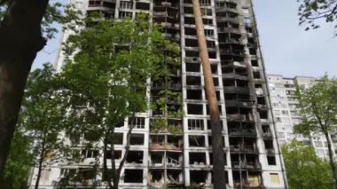 Ukrayna 'da savaş - Kyiv' de yanmış ve yıkılmış evler