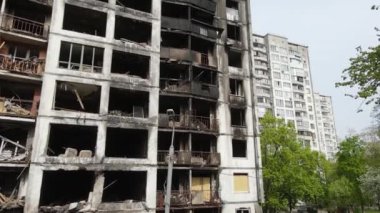 Ukrayna 'da savaş - Kyiv' de yanmış ve yıkılmış evler