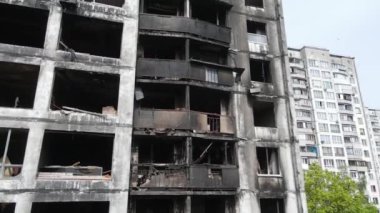 Ukrayna 'da savaş - Kyiv' de yanmış ve yıkılmış evler