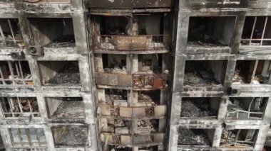 Ukrayna 'da savaş - Kyiv' de yanmış ve yıkılmış evler