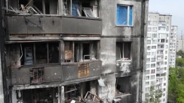 Ukrayna 'da savaş - Kyiv' de yanmış ve yıkılmış evler