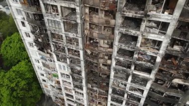 Ukrayna 'da savaş - Kyiv' de yanmış ve yıkılmış evler