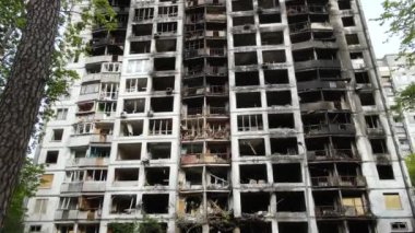 Ukrayna 'da savaş - Kyiv' de yanmış ve yıkılmış evler