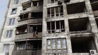 Ukrayna 'da savaş - Kyiv' de yanmış ve yıkılmış evler