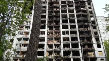 Ukrayna 'da savaş - Kyiv' de yanmış ve yıkılmış evler