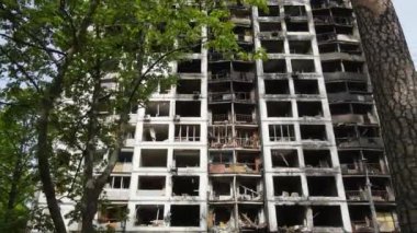 Ukrayna 'da savaş - Kyiv' de yanmış ve yıkılmış evler