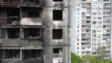 Ukrayna 'da savaş - Kyiv' de yanmış ve yıkılmış evler