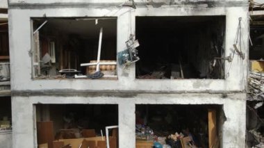 Ukrayna 'da savaş - Kyiv' de yanmış ve yıkılmış evler