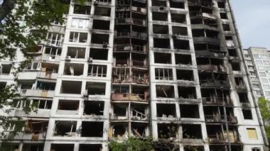 Ukrayna 'da savaş - Kyiv' de yanmış ve yıkılmış evler