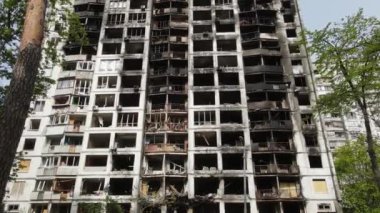 Ukrayna 'da savaş - Kyiv' de yanmış ve yıkılmış evler