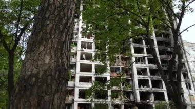 Ukrayna 'da savaş - Kyiv' de yanmış ve yıkılmış evler