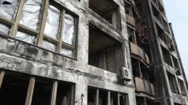 Ukrayna 'da savaş - Kyiv' de yanmış ve yıkılmış evler