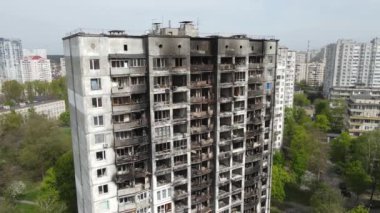 Ukrayna 'da savaş - Kyiv' de yanmış ve yıkılmış evler