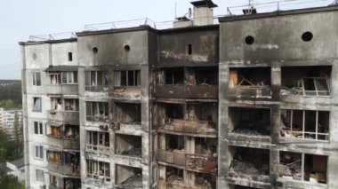 Ukrayna 'da savaş - Kyiv' de yanmış ve yıkılmış evler