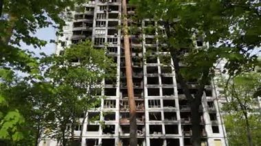 Ukrayna 'da savaş - Kyiv' de yanmış ve yıkılmış evler