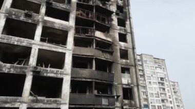 Ukrayna 'da savaş - Kyiv' de yanmış ve yıkılmış evler