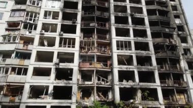 Ukrayna 'da savaş - Kyiv' de yanmış ve yıkılmış evler