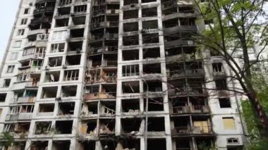 Ukrayna 'da savaş - Kyiv' de yanmış ve yıkılmış evler