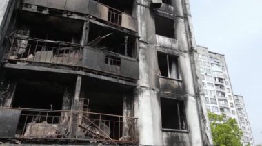 Ukrayna 'da savaş - Kyiv' de yanmış ve yıkılmış evler