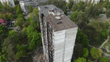 Ukrayna 'da savaş - Kyiv' de yanmış ve yıkılmış evler