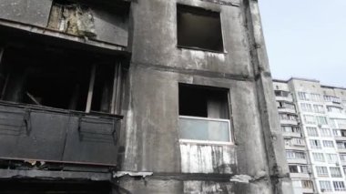 Ukrayna 'da savaş - Kyiv' de yanmış ve yıkılmış evler