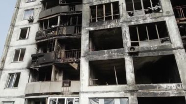 Ukrayna 'da savaş - Kyiv' de yanmış ve yıkılmış evler