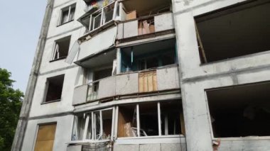 Ukrayna 'da savaş - Kyiv' de yanmış ve yıkılmış evler