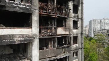 Ukrayna 'da savaş - Kyiv' de yanmış ve yıkılmış evler