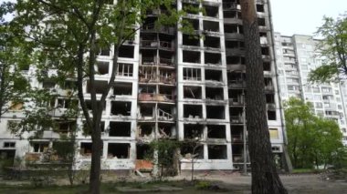 Ukrayna 'da savaş - Kyiv' de yanmış ve yıkılmış evler