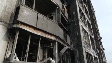 Ukrayna 'da savaş - Kyiv' de yanmış ve yıkılmış evler